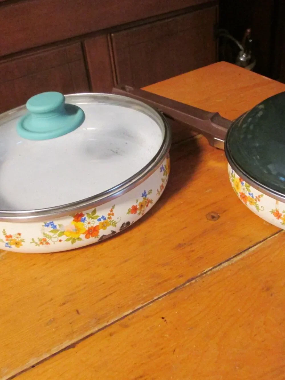 Vtg 70s JMP Cast Iron Enamel ware boho floral fry pans 2  8in 10.5 in w/lids